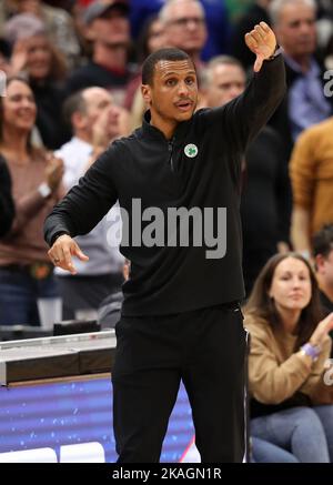 Cleveland, États-Unis. 02nd novembre 2022. Joe Mazzula, entraîneur-chef de Boston Celtics, réagit mercredi à 2 novembre 2022 pendant les heures supplémentaires contre les cavaliers de Cleveland à Rocket Mortgage Field House à Cleveland, Ohio. Photo par Aaron Josefczyk/UPI crédit: UPI/Alay Live News Banque D'Images