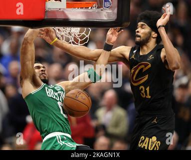 Cleveland, États-Unis. 02nd novembre 2022. Boston Celtics Jayson Tatum (0) surclasse les cavaliers de Cleveland Jarrett Allen (31) dans la deuxième moitié à Rocket Mortgage Field House à Cleveland, Ohio mercredi, 2 novembre 2022. Photo par Aaron Josefczyk/UPI crédit: UPI/Alay Live News Banque D'Images