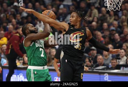 Cleveland, États-Unis. 02nd novembre 2022. Boston Celtics Jaylen Brown (7 ans) est fouillé par une balle de Cleveland Cavaliers Isaac Okoro (35 ans) dans la première moitié à Rocket Mortgage Field House à Cleveland, Ohio mercredi, 2 novembre 2022. Photo par Aaron Josefczyk/UPI crédit: UPI/Alay Live News Banque D'Images