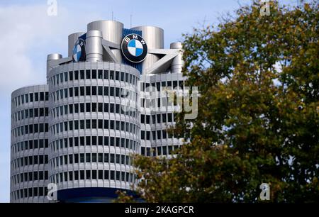 Munich, Allemagne. 02nd novembre 2022. Le logo de BMW est visible au siège de l'entreprise. Le constructeur automobile présente ses chiffres pour le trimestre 3rd sur 03.11.2022. Credit: Sven Hoppe/dpa/Alay Live News Banque D'Images