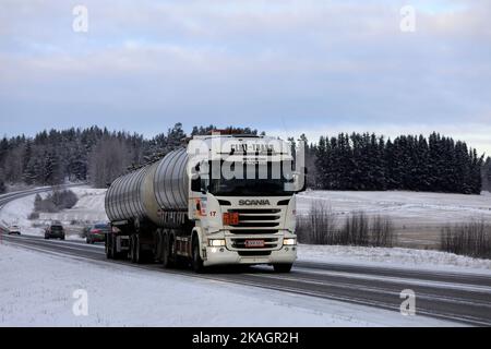 Camion-citerne White Scania de CEMT-Trans pour le transport ADR sur route en hiver. Le code ADR 80-3264 désigne un liquide corrosif inorganique acide. Finlande 2021 Banque D'Images