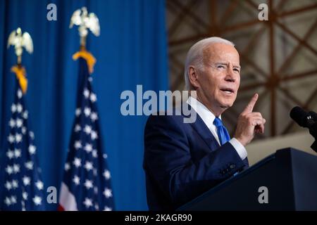 LE président AMÉRICAIN Joe Biden prononce un discours sur les menaces croissantes envers la démocratie américaine et la tenue d'élections libres au Columbus Club du Comité national démocratique à Washington, DC, Etats-Unis, le 02 novembre 2022. Le discours du président intervient moins d'une semaine avant les élections de mi-mandat et à la suite d'une agression politique contre le mari de Nancy Pelosi. Crédit: Jim LoScalzo/Pool via CNP/MediaPunch Banque D'Images