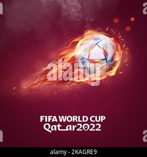 Qatar 2022 logo de la coupe du monde de la Fifa sur le ballon de football blanc volant dans les flammes. Organisation internationale de football au Qatar. Banque D'Images