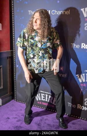 New York, États-Unis. 01st novembre 2022. Weird Al Yankovic participe à la première de New York « The Al Yankovic Story » au Alamo Drafthouse Cinema de New York. Crédit : SOPA Images Limited/Alamy Live News Banque D'Images