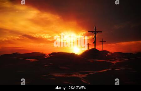 Le ciel de coucher de soleil sur la colline de Golgotha est teint rouge de sang et les textiles flottent sur la sainte croix, symbolisant la mort et la résurrection de Jésus-Christ. Banque D'Images