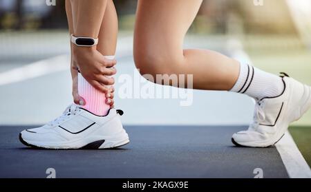 Femme, douleur à la cheville et blessure à la forme physique pendant une séance d'entraînement physique saine ou une séance d'entraînement sportif au parc. Urgence médicale, accident de course et fille Banque D'Images