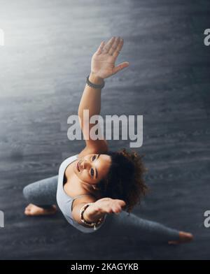 Le yoga est l'exercice pour le corps et l'âme. Photo en grand angle d'une jeune femme pratiquant le yoga. Banque D'Images