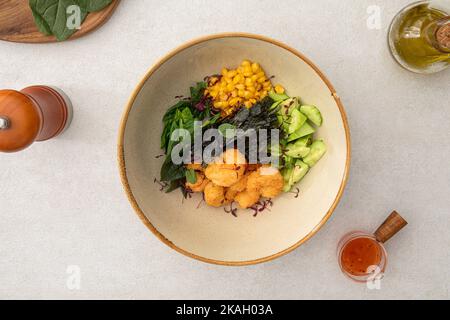 Bol à crevettes avec légumes et riz Banque D'Images