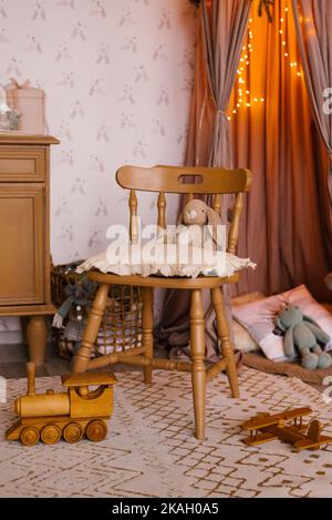 Décoration de Noël dans la chambre des enfants. Chaise et jouets Banque D'Images