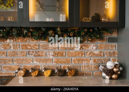 Vue sur une belle cuisine de style loft avec décorations de Noël sur tout le cabinet et la planche de cuisine. Sur le comptoir il y a un panier de Chris Banque D'Images