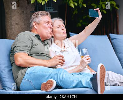 Téléphone, amour et vieux couple prendre un selfie sur les vacances à Amsterdam pour le collage tout en buvant du vin. Retraite, voyage et femme heureuse Banque D'Images