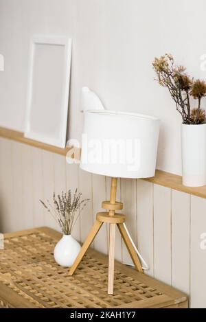 Lampe de table, lavande dans un vase blanc dans le décor du salon dans un style scandinave minimaliste. Cadre de maquette Banque D'Images