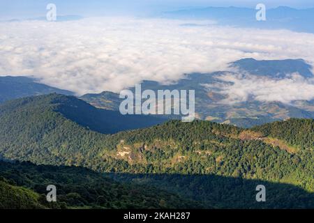 Belle vue sur le paysage des chaînes de montagnes du nord de la Thaïlande vu du sommet de Kew Mae Pan nature Trail sur Doi Inthana montagne à Chiang Mai, Banque D'Images