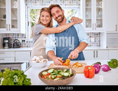 Alimentation, santé et cuisine couple avec des légumes pour un régime végétalien biologique sain avec la nutrition et les vitamines. Cuisine, amour et femme heureuse aime Banque D'Images