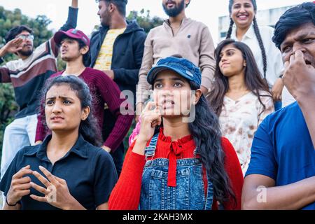 Un public tensionné et sérieux regardant le match de cricket au stade en mordant les ongles - concept de tournoi, de championnat et d'espoir Banque D'Images