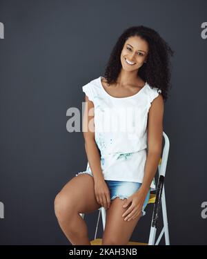 Pouvez-vous dire que le système IVE peint. Portrait d'une jeune peintre féminine en studio. Banque D'Images