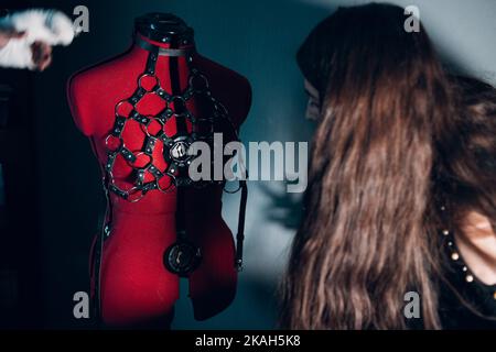 Tanner femme faisant le harnais en cuir sur l'atelier. Processus de travail de l'artisan du cuir. Banque D'Images