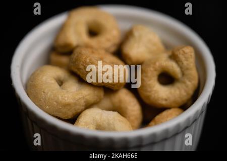 Taralli ou Tarallini snack Cracker italien de Puglia, Italie dans un bol Banque D'Images