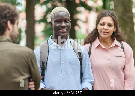 groupe multiethnique d'étudiants discutant entre les conférences. Banque D'Images