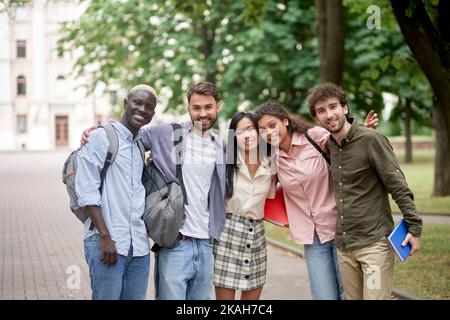 portrait d'un groupe multiethnique d'étudiants universitaires. Banque D'Images