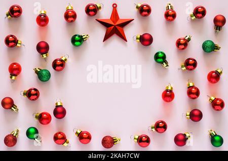 Décoration de boules de Noël colorées sur fond rose avec espace pour le texte. Concept de vacances de Noël. Banque D'Images