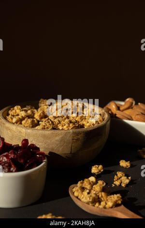 Granola maison aux noix et aux graines. En-cas santé au petit déjeuner. Granola, muesli maison à base de flocons d'avoine, raisins secs, miel, canneberges, lin, amande, macadamia, noix de cajou, fraîchement cuite Banque D'Images