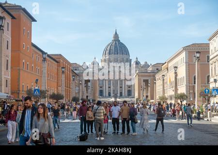 Rome, Italie - novembre 2022 : vue sur la basilique Saint-Pierre depuis la via della Conciliazione, les gens visitent les touristes Banque D'Images