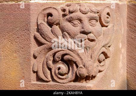 Lion stylisé sculpté en pierre sur l'arche ronde d'une fenêtre de la nouvelle mairie de Rathausgasse, Freiburg im Breisgau, Bade-Wurtemberg, Allemagne. Banque D'Images