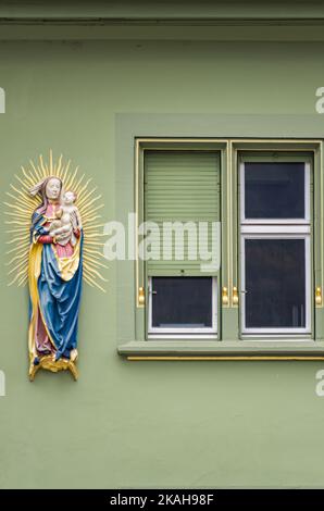 Sculpture de la Vierge sur une façade de maison historique, Fribourg im Breisgau, Bade-Wurtemberg, Allemagne. Banque D'Images