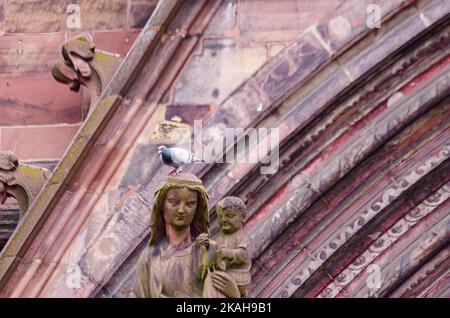 Sculpture de la mère Marie avec le bébé Jésus devant le portail principal de la cathédrale de Freiburg, également la cathédrale notre-Dame, Fribourg, Allemagne. Banque D'Images