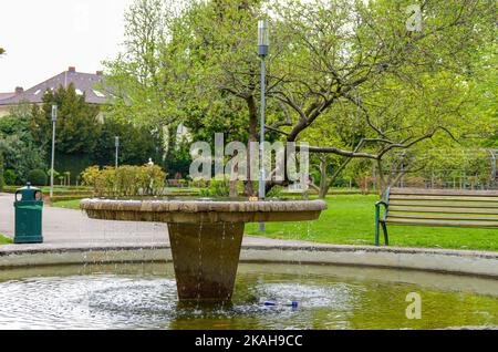 Fontaine de source défigurée dans le parc de la ville de Fribourg im Breisgau, Bade-Wurtemberg, Allemagne. Banque D'Images