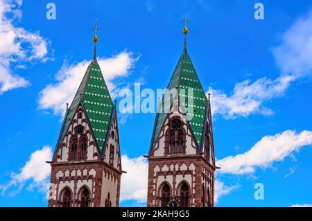 Deux clochers, les tours jumelles de l'église du Sacré-cœur à Fribourg im Breisgau, Bade-Wurtemberg, Allemagne, Europe. Banque D'Images