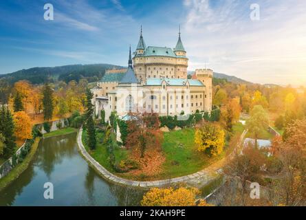 Château de Bojnice. Vue aérienne du château romantique néo-gothique de conte de fées dans un paysage d'automne coloré. Patrimoine UNESCO paysage Voyage concept. Slovaquie Banque D'Images