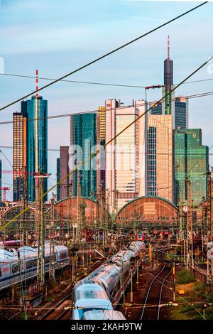 Gare centrale de Francfort avec vue sur la ville en plein soleil Banque D'Images