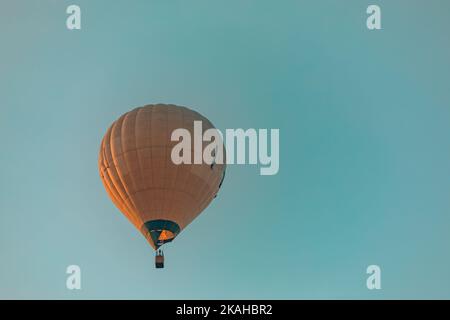 Montgolfière, silhouette coucher de soleil ciel. Couleurs rétro vintage, simple, peu de sport en extérieur et arrière-plan de loisirs Banque D'Images
