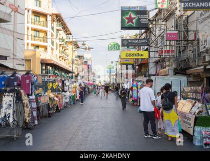 Bangkok, Thaïlande, 3 novembre 2022. Célèbre attraction touristique Khaosan Road. Il est rempli de vendeurs de rue et de touristes toute la journée. Banque D'Images