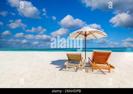 Magnifique île tropicale, deux chaises longues, un palmier sur sable blanc vue sur la mer horizon. Vacances de luxe, soleil de la côte inspirant Banque D'Images