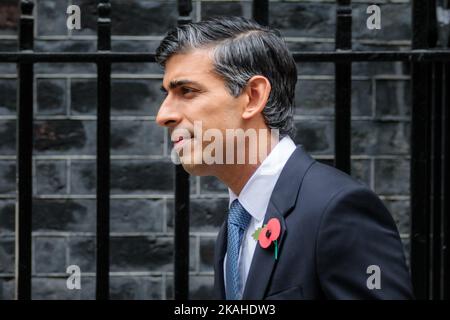 Downing Street, Londres, Royaume-Uni. 2nd novembre 2022. Downing Street, Londres, Royaume-Uni. 2nd novembre 2022. Le premier ministre britannique, Rishi Sunak, quitte la rue 10 Downing pour assister à la séance de questions du premier ministre (QGP) à la Chambre des communes. Photo par Amanda Rose/Alamy Live News Banque D'Images