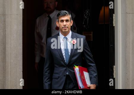 Downing Street, Londres, Royaume-Uni. 2nd novembre 2022. Le premier ministre britannique, Rishi Sunak, quitte la rue 10 Downing pour assister à la séance de questions du premier ministre (QGP) à la Chambre des communes. Photo par Amanda Rose/Alamy Live News Banque D'Images