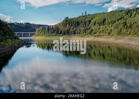 Pont traversant le réservoir d'Oker dans les montagnes de Harz, Basse-Saxe, Allemagne Banque D'Images