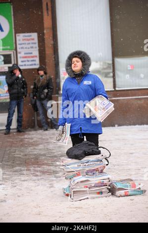 Fille de papier vendant des journaux debout sur la rue. 12 décembre 2019. Kiev, Ukraine Banque D'Images