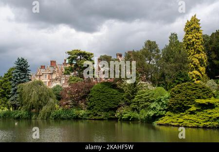 Lac d'ornement Sandringham avec maison Banque D'Images