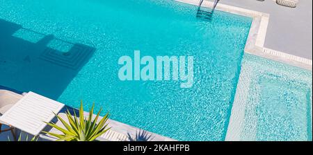 Vue aérienne d'une piscine bleue pleine d'eau propre. Autour de faire des carreaux de marbre au bord de la piscine, feuilles de palmier. Style de vie de loisirs avec piscine privée idyllique Banque D'Images