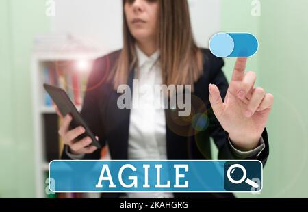 Légende de texte présentant Agile. Aperçu de l'entreprise approche itérative de la livraison de logiciels construit progressivement le logiciel Businesswoman tenant le téléphone portable Banque D'Images