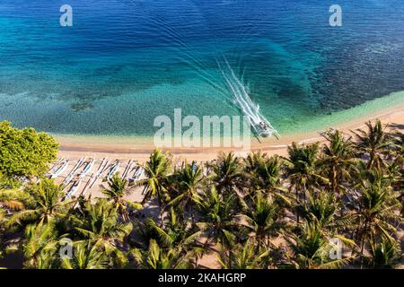 Vue aérienne d'un bateau approchant la plage de Kecinan, Lombok, West Nusa Tenggara, Indonésie Banque D'Images