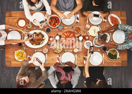 Une bonne nourriture est un bon souvenir. Un groupe de personnes assis ensemble à une table à manger prête à manger. Banque D'Images