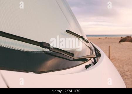 Avant nez de la maison de moteur rv véhicule de loisirs camping-car camionnette garée à la plage dans le voyage aventure libre concept de vacances style de vie. Ciel et horizon i Banque D'Images