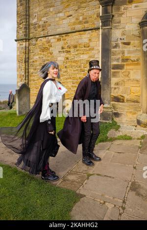 Un couple plus âgé s'est habillé pour le week-end de goth à Whitby Banque D'Images