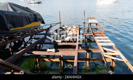 Rampe d'accès pour bateaux ou plate-forme de stationnement pour bateaux. Cale de bateau rouillée Banque D'Images