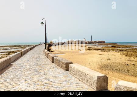 Promenade du Paseo Fernando Quinones menant au château de San Sebastian, Cadix, Andalousie, Espagne Banque D'Images